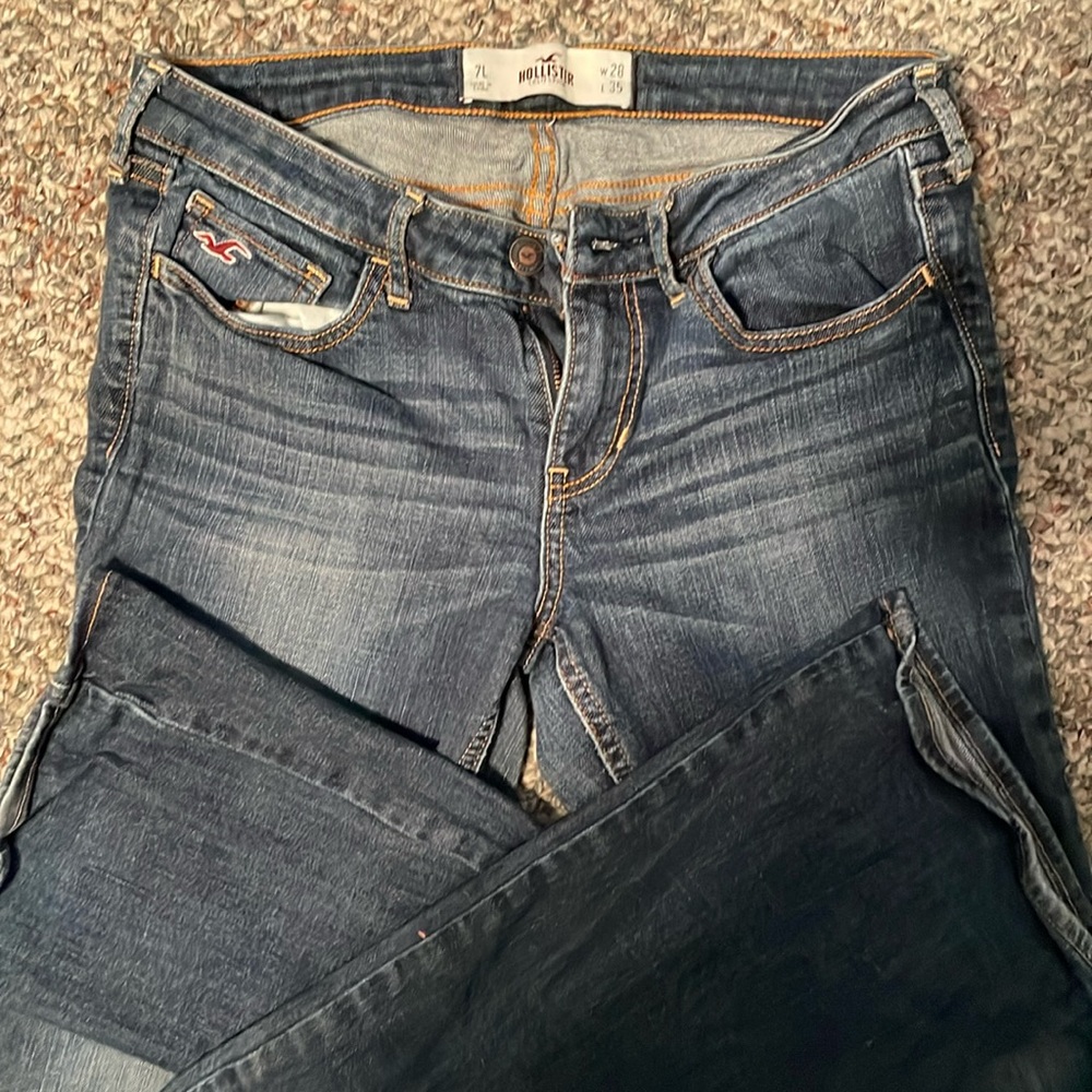Slighty worn Hollister jeans. Size 28 inseam 35”
